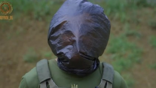 OVAJ SNIMAK NE SMEJU DA POKAŽU ZELENSKOM Kesa na glavi, čečenski vojnik pripucao na lažnog predsednika Ukrajine (VIDEO)