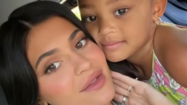 STORMI ĆERKA POZNATE KAJLI DŽENER IMA SAMO ČETIRI GODINE I VEĆ NOSI ŠTIKLE Mnogima je slatka, dok su drugi sve oštro osudili