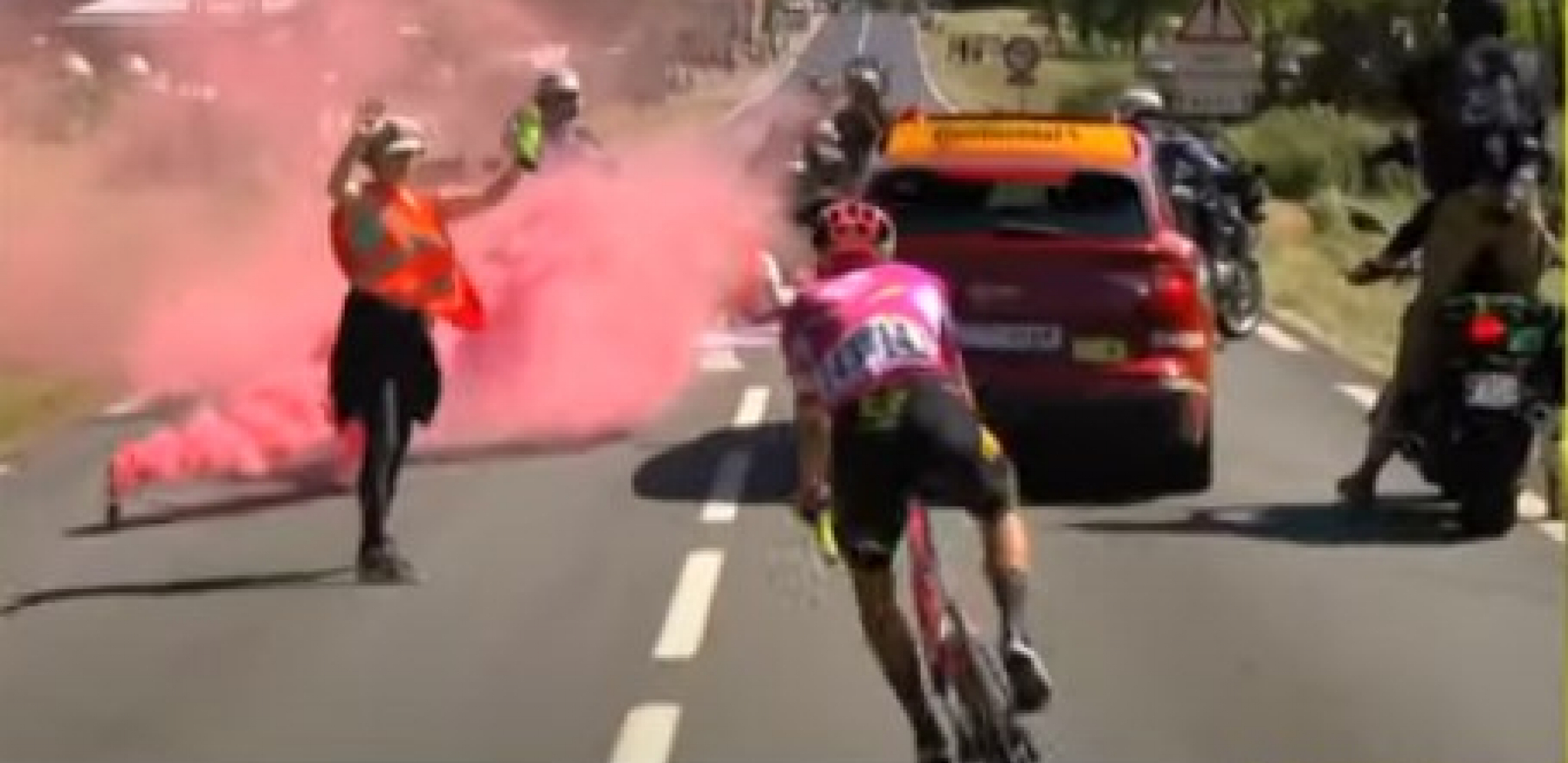 ČOVEČANSTVU JE OSTALO JOŠ  "989 dana"? Jasna poruka eko-aktivista na "Tur de Fransu", trka bila prekinuta (FOTO/VIDEO)