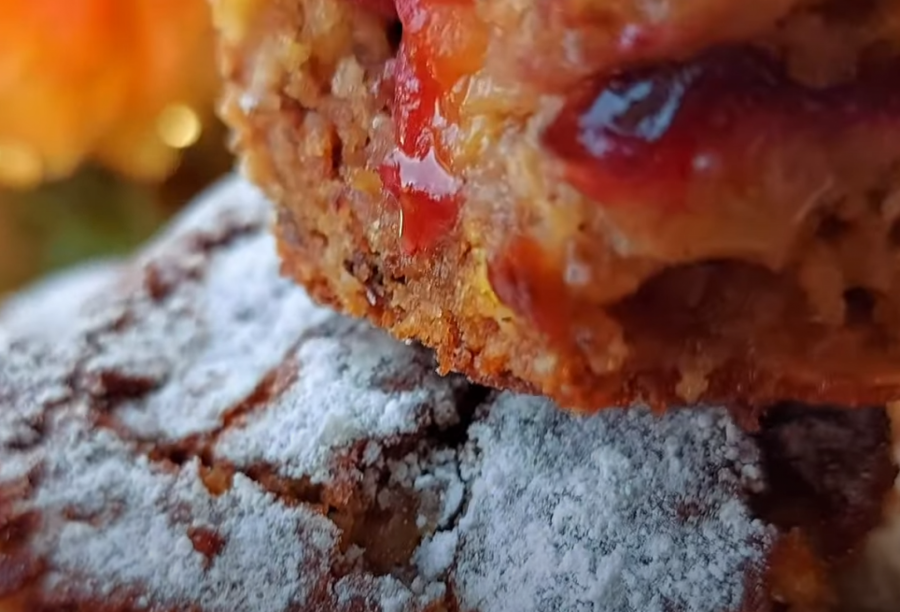 PROSTO SE TOPI U USTIMA Najsočniji kolač sa jabukama i šljivama (VIDEO)