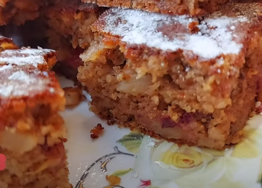 PROSTO SE TOPI U USTIMA Najsočniji kolač sa jabukama i šljivama (VIDEO)