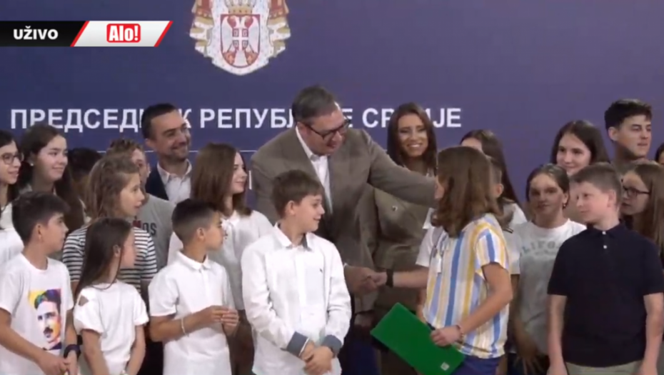 MOĆNA PORUKA PREDSEDNIKA VUČIĆA Volite Srbiju onoliko koliko ona voli vas (VIDEO)