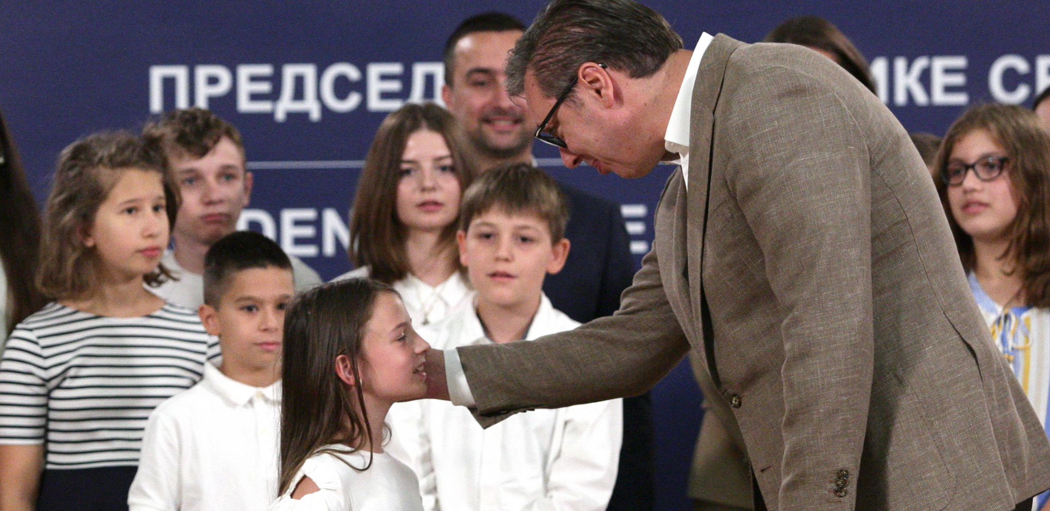 DECA IZ REGIONA ODUŠEVLJENA SUSRETOM SA VUČIĆEM U Srbiji ima mesta i ljubavi za svakoga (FOTO/VIDEO)