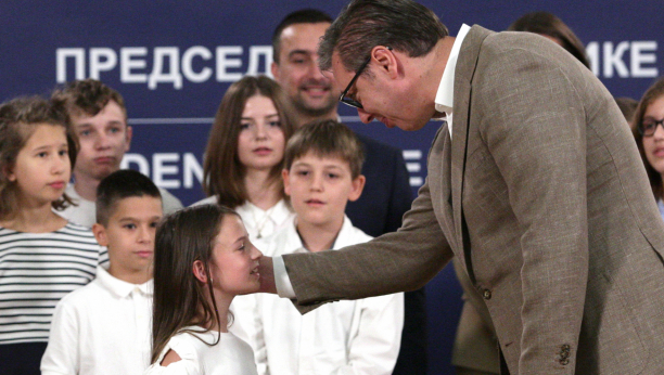 DECA IZ REGIONA ODUŠEVLJENA SUSRETOM SA VUČIĆEM U Srbiji ima mesta i ljubavi za svakoga (FOTO/VIDEO)