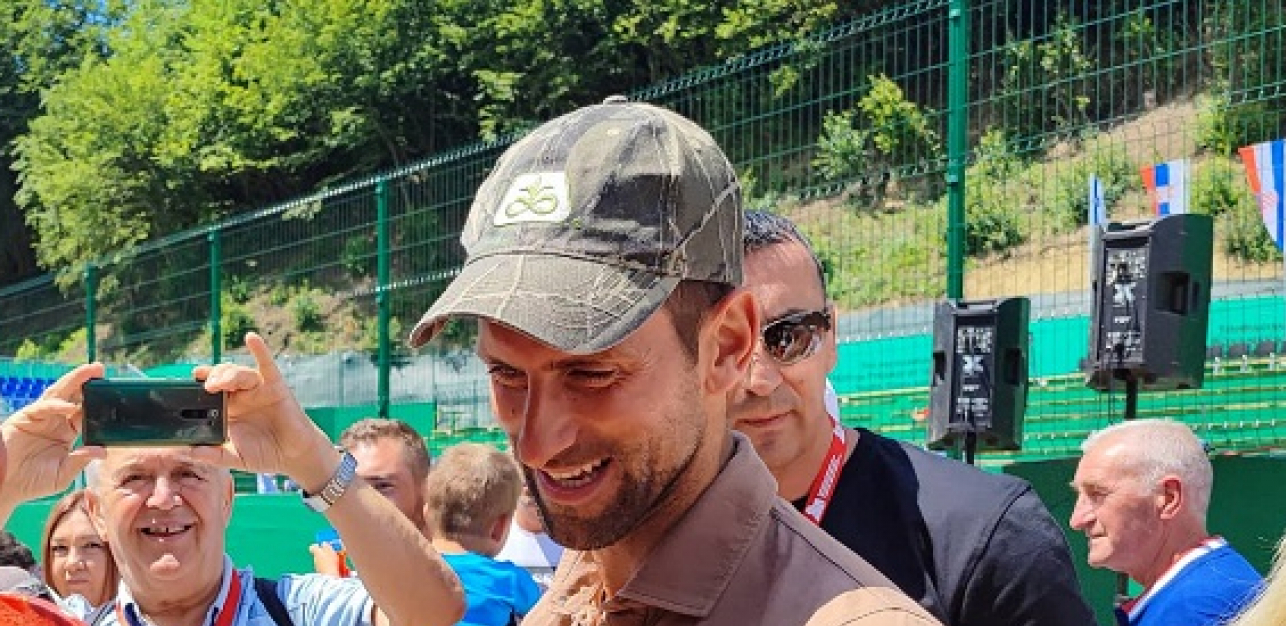 NOVAK DOBIO NAJISKRENIJI TROFEJ U VISOKOM Dečak Đokoviću dao pehar koji će imati posebno mesto u kući (FOTO/VIDEO)