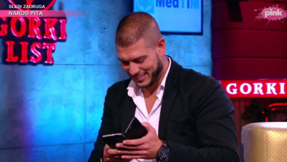 VODITELJ TRAŽIO DA IM ZAVIRI U TELEFONE Ono što je pronašao kod Dejana Dragojevića oduševilo javnost, dok Aleks nije smela da pokaže