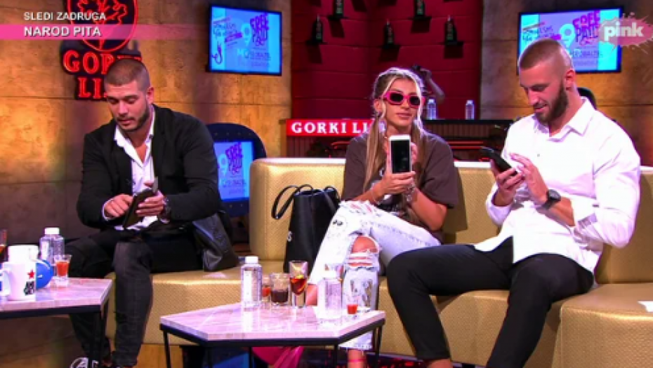 VODITELJ TRAŽIO DA IM ZAVIRI U TELEFONE Ono što je pronašao kod Dejana Dragojevića oduševilo javnost, dok Aleks nije smela da pokaže