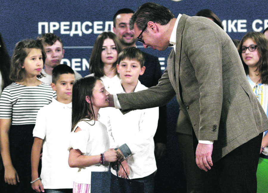 DIRLJIV SUSRET Predsednik Vučić u Predsedništvu s puno emocija ugostio srpsku decu iz regiona: Srbija će uvek biti vaša kuća