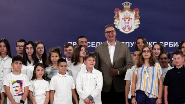 DIRLJIV SUSRET Predsednik Vučić u Predsedništvu s puno emocija ugostio srpsku decu iz regiona: Srbija će uvek biti vaša kuća