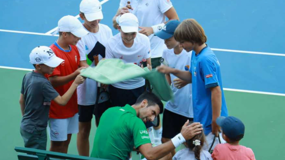 ONI SU JEDINI PROTIVNICI KOJI GA MOGU SAVLADATI Đoković reket prepustio Osmanagiću da bi se igrao sa dečicom: Pogledajte fotografije trenutka koji je otopio srca svih prisutnih (FOTO/VIDEO)