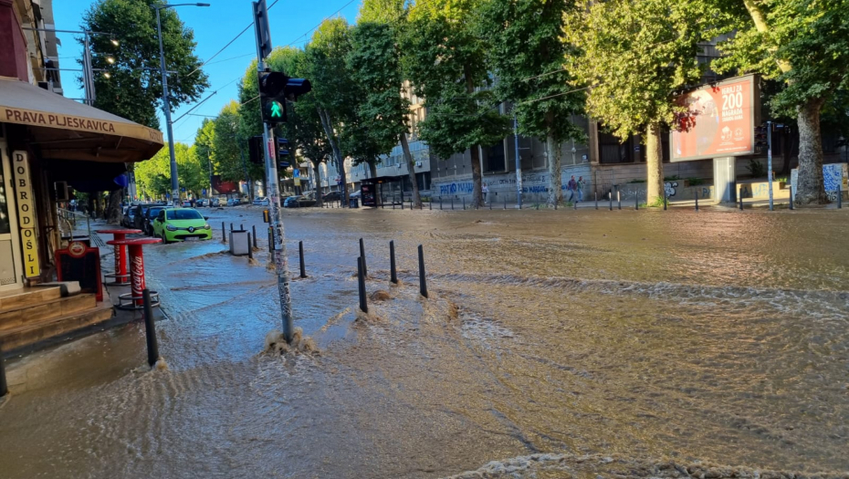 HAVARIJA U SRCU BEOGRADA Pukla cev, potop u Kraljice Marije (VIDEO)