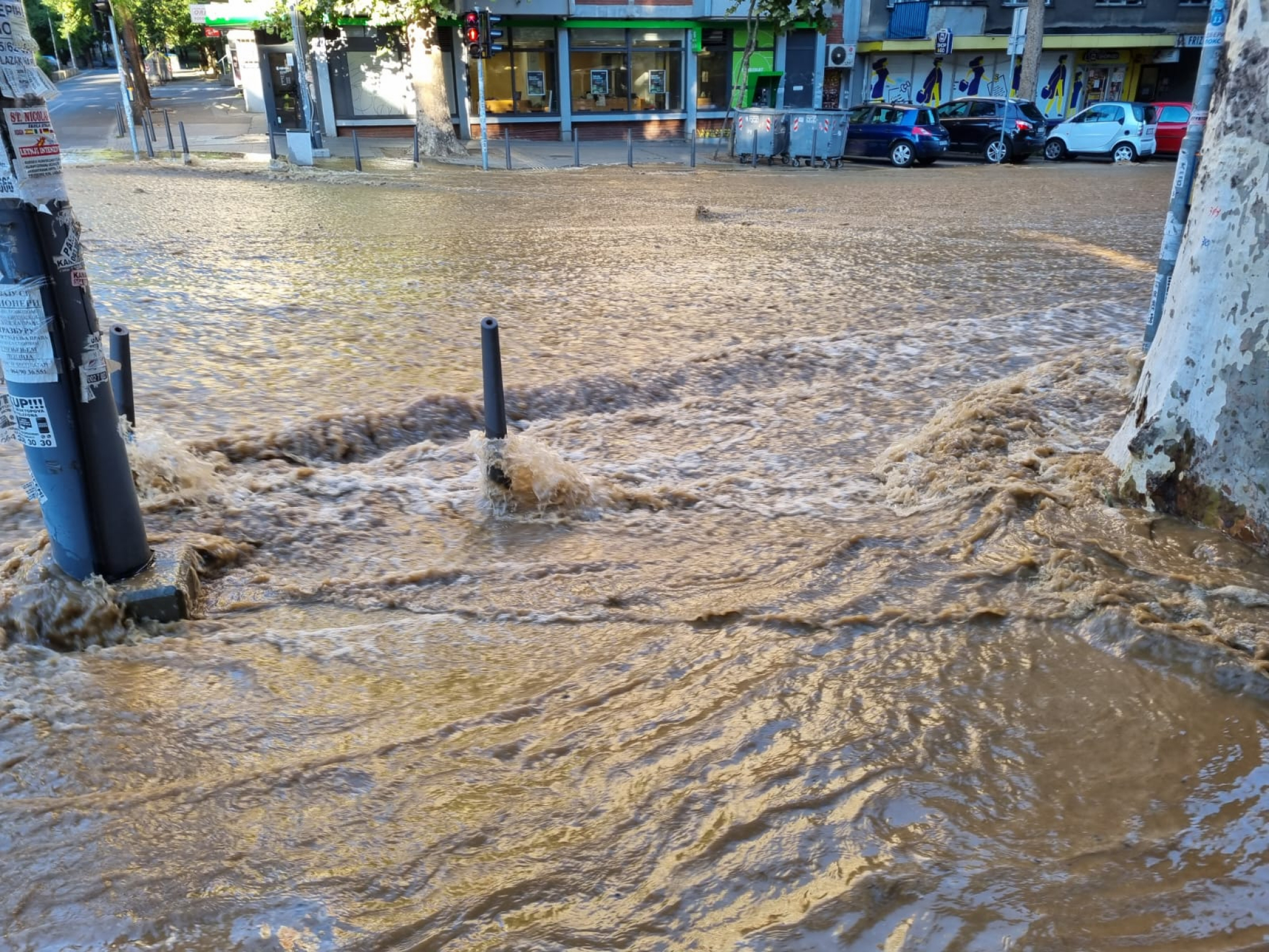 HAVARIJA U SRCU BEOGRADA Pukla cev, potop u Kraljice Marije (VIDEO)