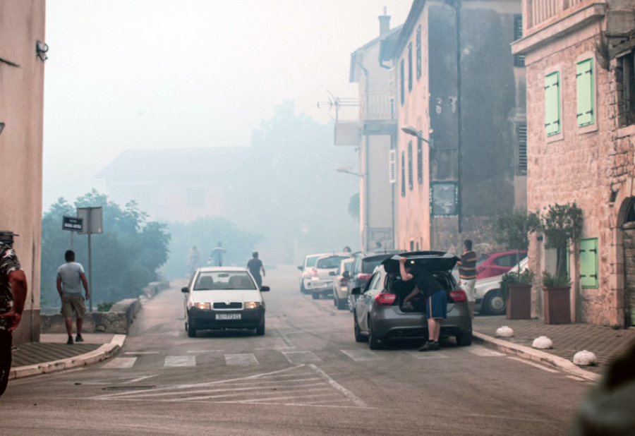 POŽAR KOD ŠIBENIKA STAVLJEN POD KONTROLU Izgorelo više od 20 kuća (FOTO)