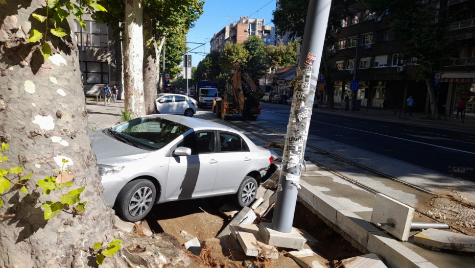 RUPE NA TROTOARU, POMERENI AUTOMOBILI Iza potopa u centru Beograda ostao haos (FOTO, VIDEO)