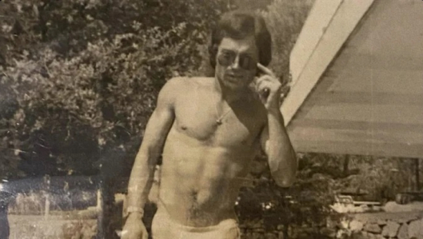 DANAS JE NAJVEĆA FOLK ZVEZDA NA NAŠIM PROSTORIMA Ćerka popularnog pevača podelila fotografiju iz njegove mladosti i iznenadila sve, da li ga prepoznajete? (FOTO)