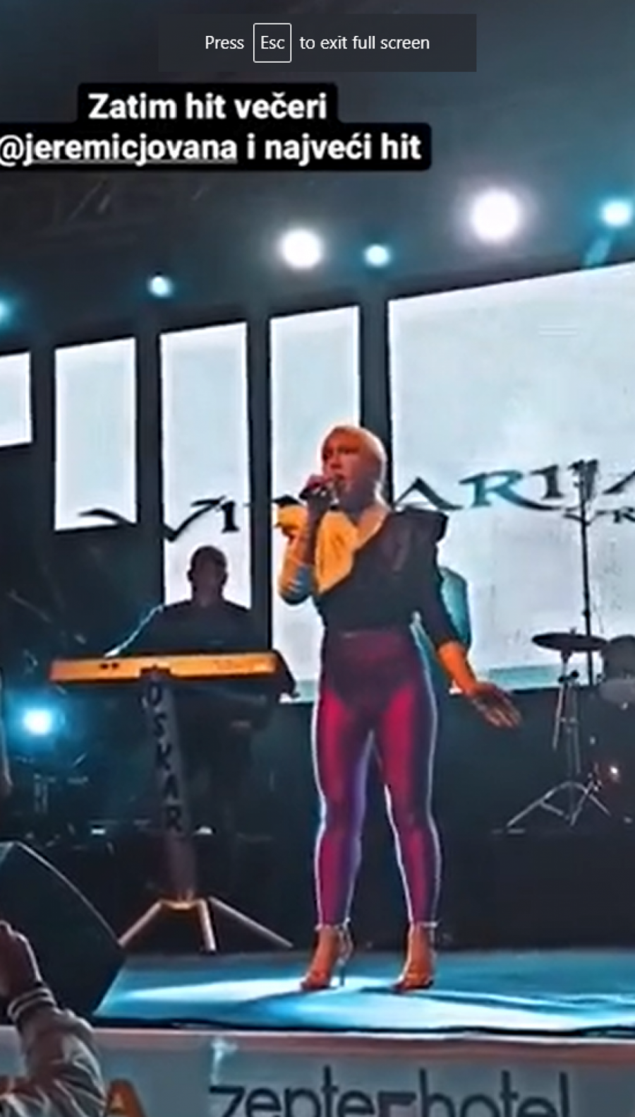 PRVI NASTUP JOVANE JEREMIĆ Voditeljka stala na veliku binu i latila se mikrofona, zapevala najveći hit