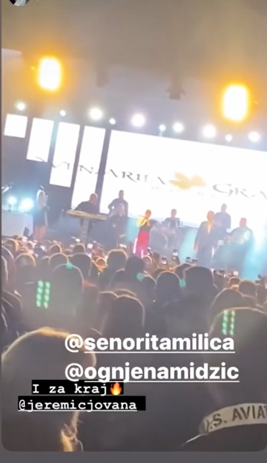 PRVI NASTUP JOVANE JEREMIĆ Voditeljka stala na veliku binu i latila se mikrofona, zapevala najveći hit