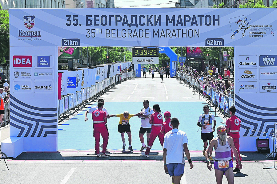 HEROJ BEOGRADA Čovek za koga su godine samo broj: Deka Vlada istrčao polumaraton u 88. godini (FOTO, VIDEO)