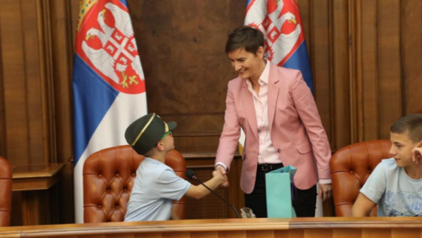 UVEK STE DOBRODOŠLI U SRBIJU Premijerka Brnabić ugostila srpsku decu iz regiona (FOTO)