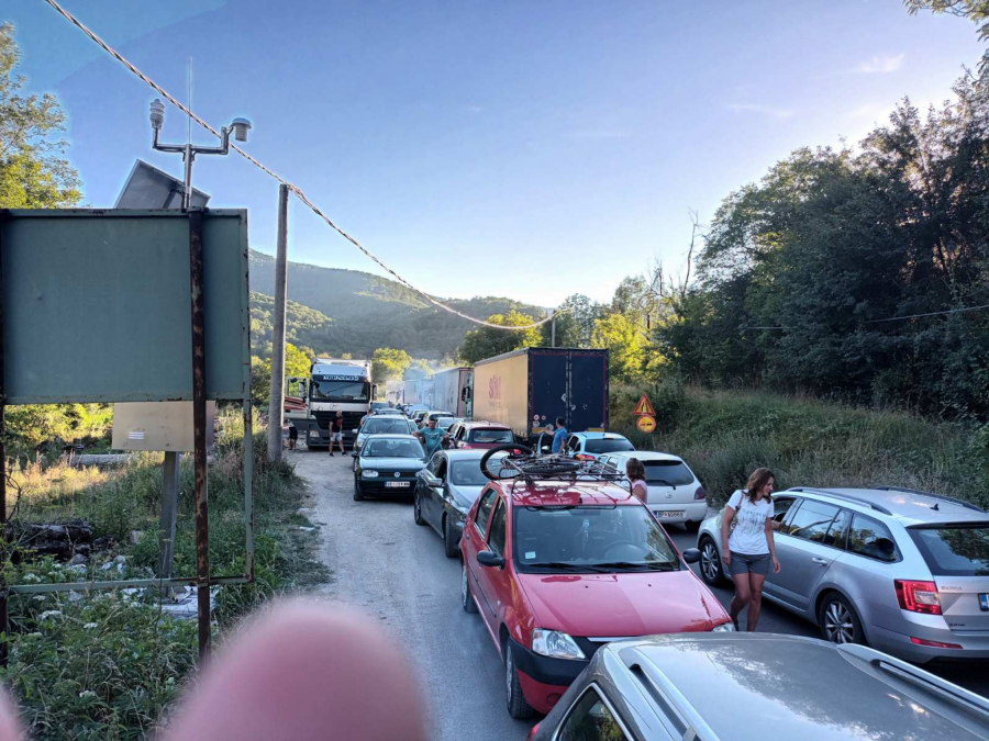 OVO JE KATASTROFA, NE MOŽEMO DA MRDNEMO NI METAR Potpuni kolaps na granici sa Crnom Gorom (FOTO/VIDEO)