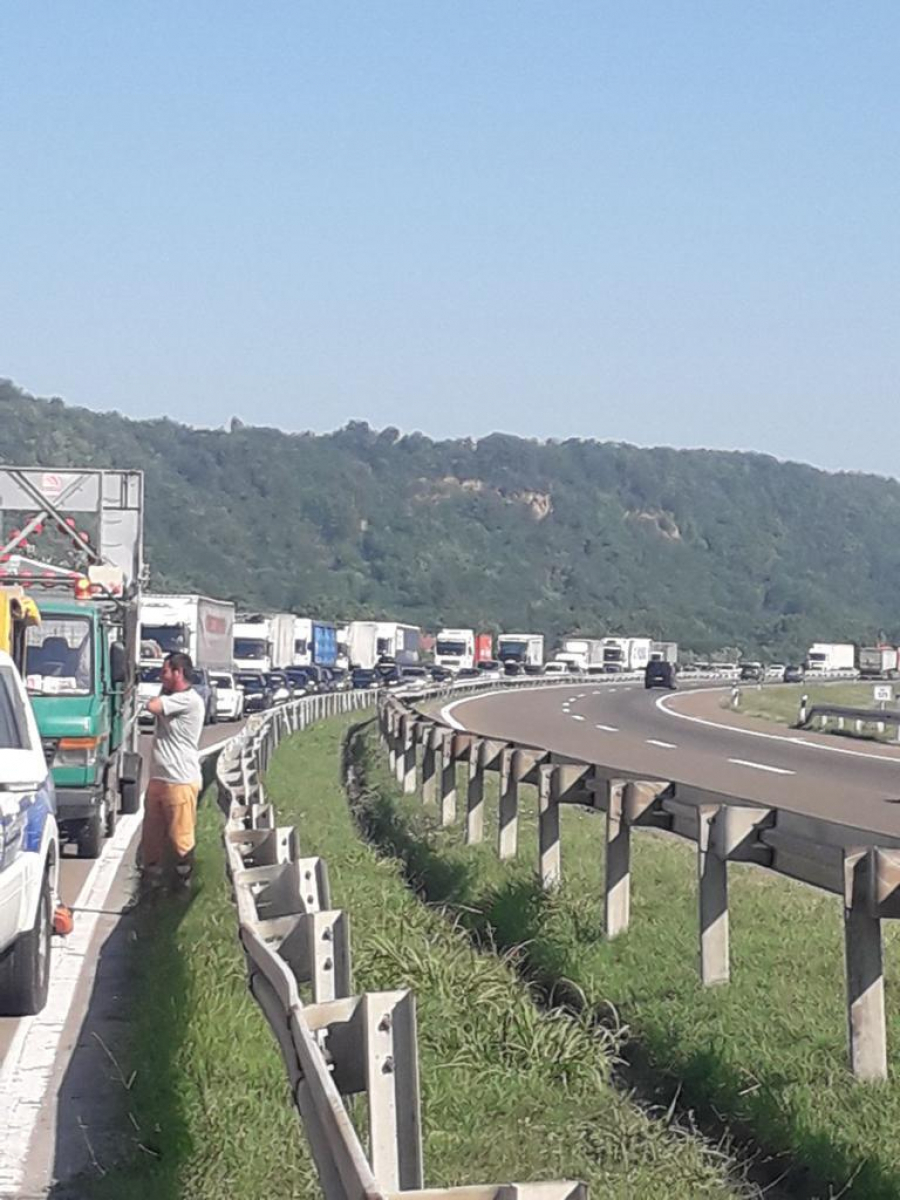 SAOBRAĆAJNA NESREĆA KOD JAGODINE Automobilom se zakucao u kamion na autoputu (FOTO)