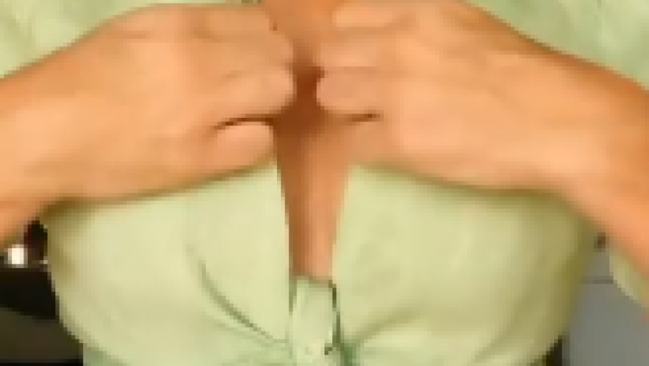 IDEALNO ZA VRUĆINE Nosite košulju na ovaj način i svi će se okretati za vama (VIDEO)