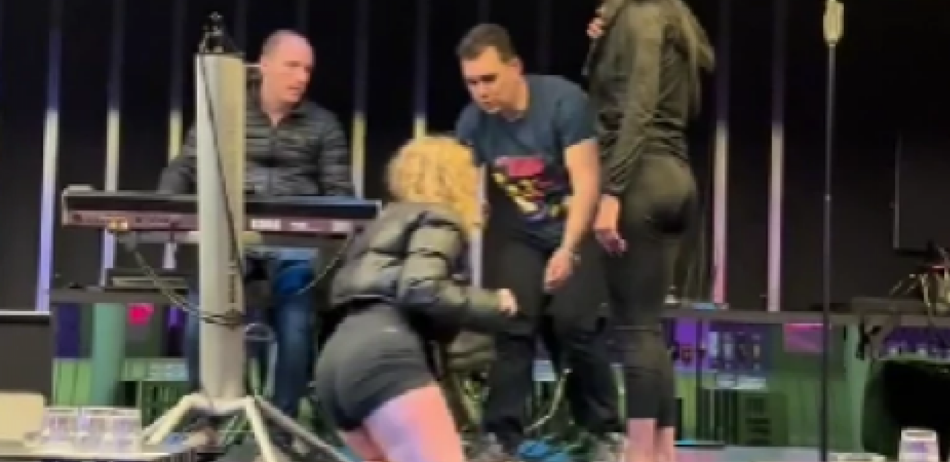 RADNICI KLUBA ODMAH REAGOVALI Pijana devojka se zaletela na poznatu pevačicu, ona prebledela od straha (VIDEO)