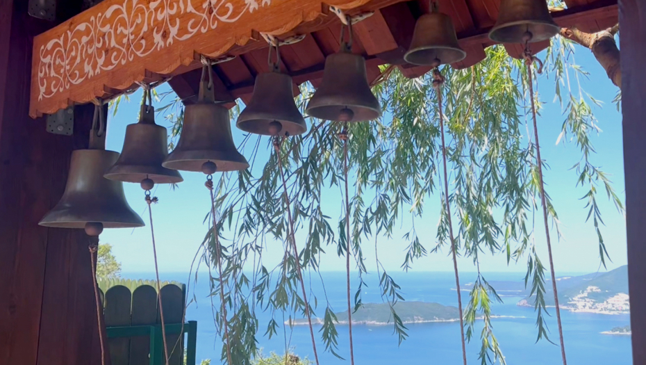 PAROVI KOJI ŽELE DETE DOLAZE U OVU SVETINJU Za manastir Rustovo kažu da zrači mirom Božijim (VIDEO)