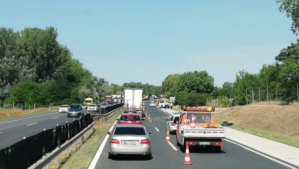 SRPSKI TURISTI ZAROBLJENI NA AUTOPUTU Uputili se u Austriju pa upali u saobraćajni kolaps, čekaju već nekoliko sati