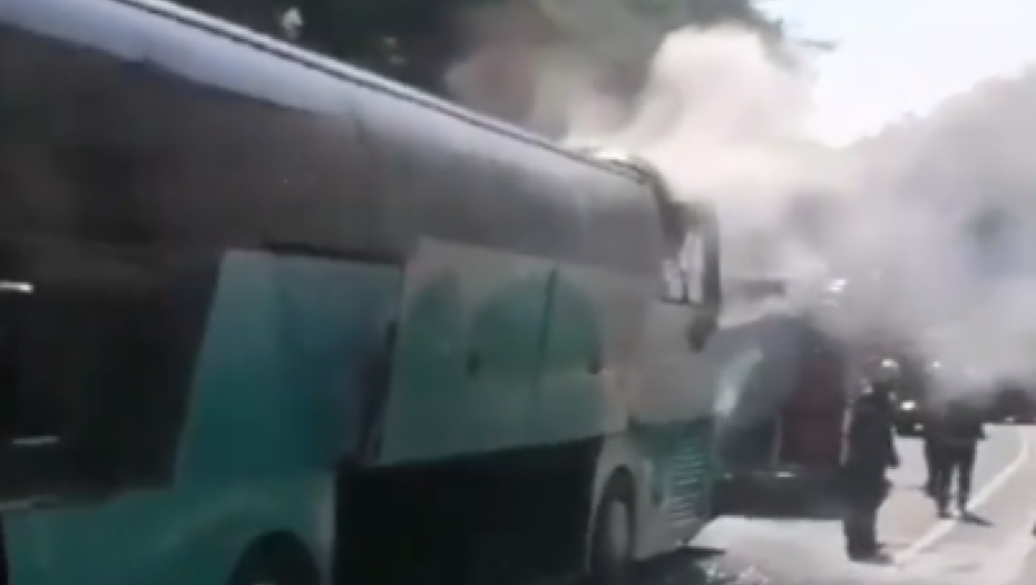 BUKTINJA NA IBARSKOJ MAGISTRALI Zapalio se autobus! (VIDEO)