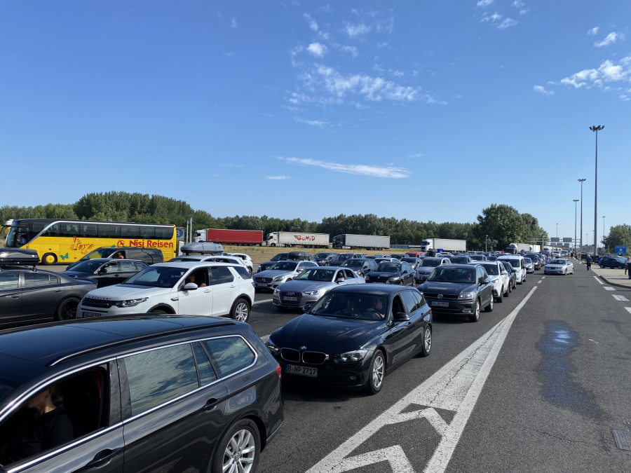 TOTALNI KOLAPS NA OVOM GRANIČNOM PRELAZU Kilometarske kolone, ljudi čekaju i po 12 sati