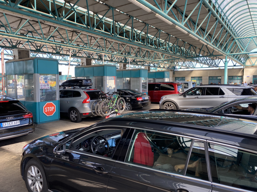 GUŽVE NA GRANIČNIM PRELAZIMA Najveća zadržavanja na Horgošu, na izlazak iz zemlje čeka se četiri sata