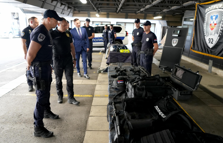 NAJSAVREMENIJA OPREMA ZA INTERVENTNU JEDINICU Ministar Vulin: Cenimo požrtvovanost ovih momaka u borbi za očuvanje bezbednosti naših ulica (FOTO)