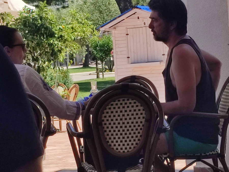 NISU USPELI DA PROĐU NEZAPAŽENO Ljudi iznenađeni ponašanjem Slobode i Vojina na letovanju, jedna stvar je začudila mnoge