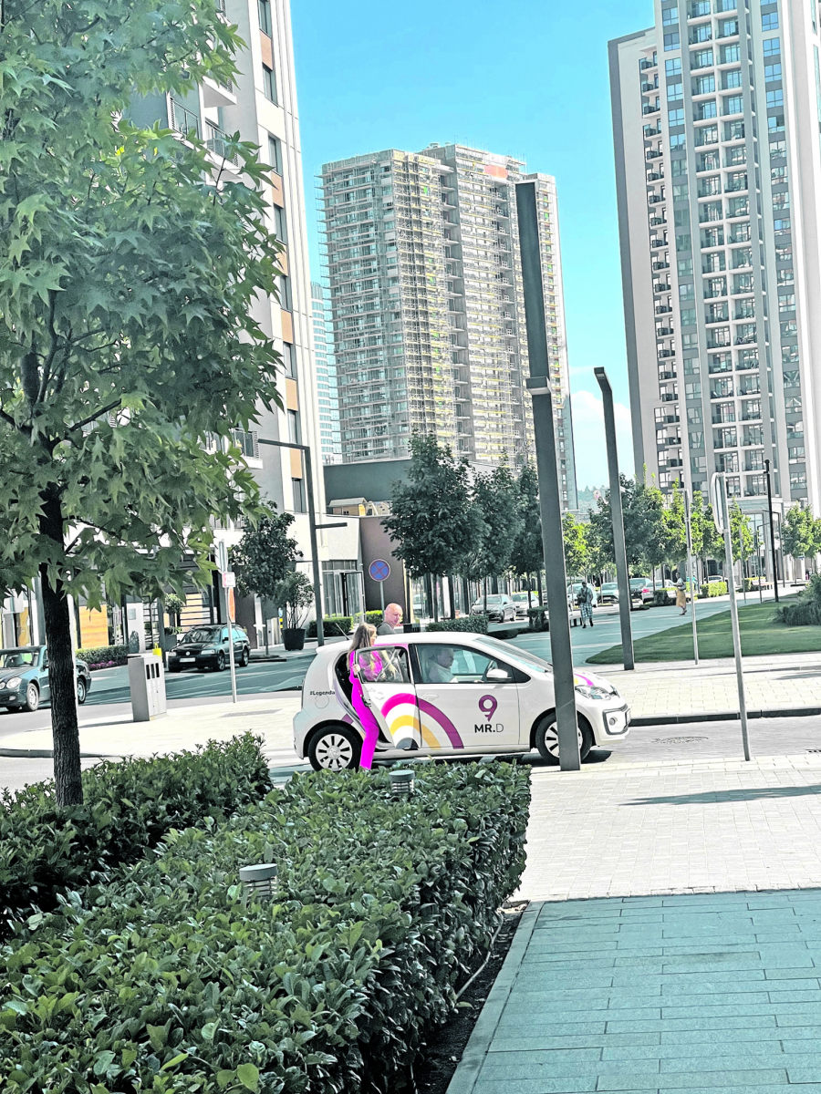 TAŠKE URLAO NA VIKI ZBOG STAJLINGA! Alo! paparaco uslikao bračni par tokom žustre rasprave, orila se ulica (FOTO)