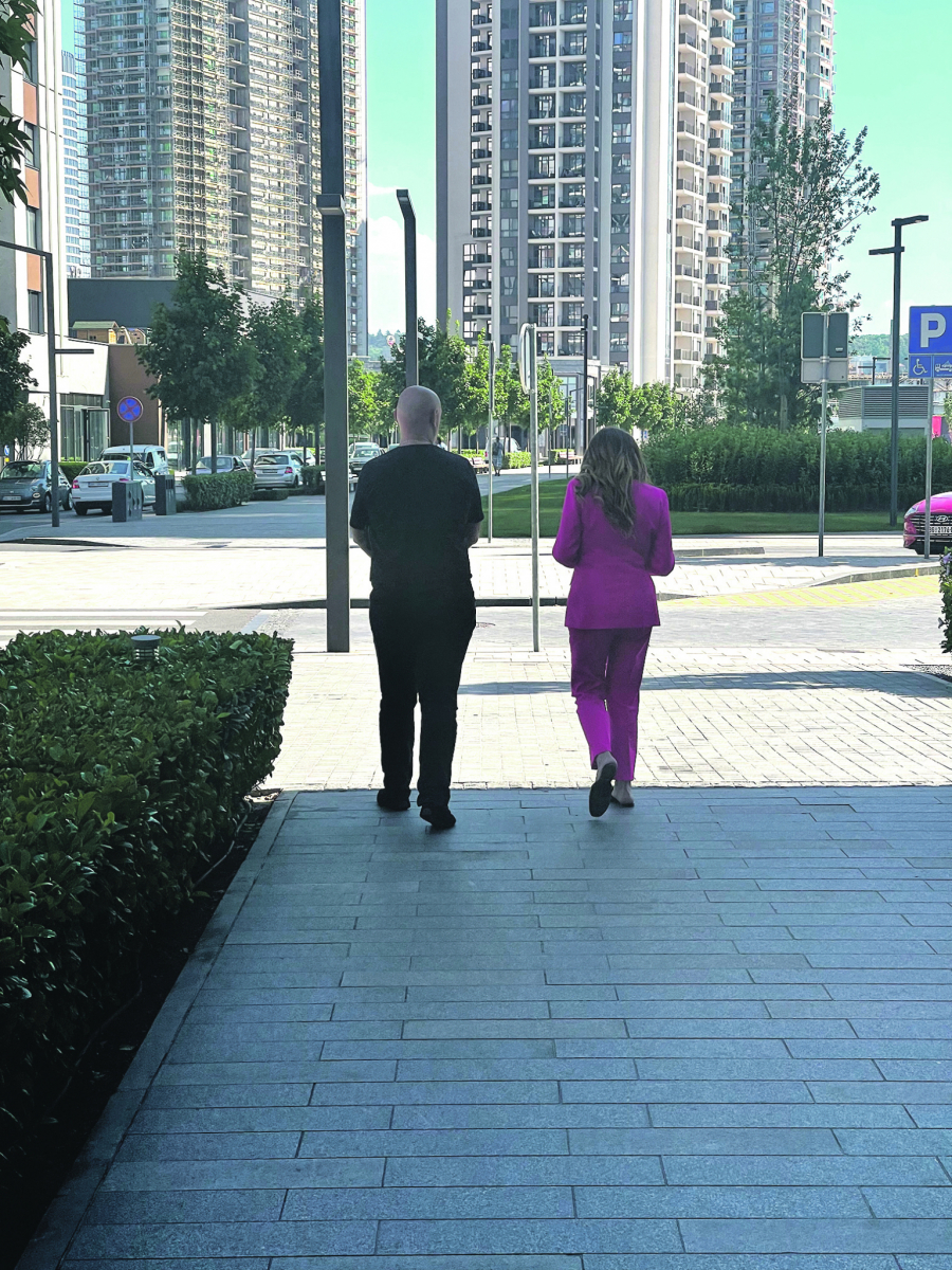 TAŠKE URLAO NA VIKI ZBOG STAJLINGA! Alo! paparaco uslikao bračni par tokom žustre rasprave, orila se ulica (FOTO)