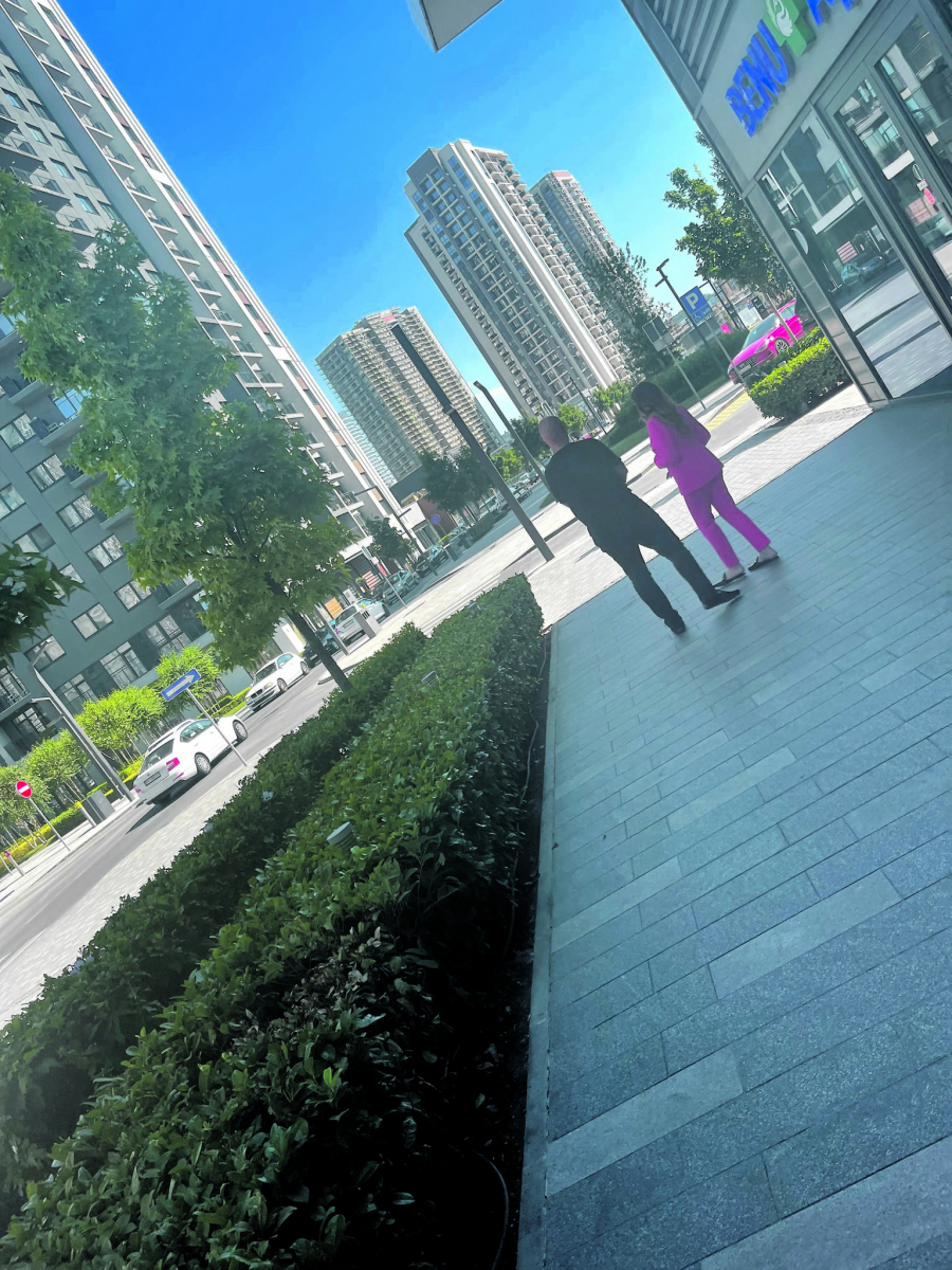 TAŠKE URLAO NA VIKI ZBOG STAJLINGA! Alo! paparaco uslikao bračni par tokom žustre rasprave, orila se ulica (FOTO)