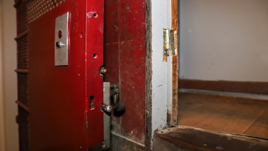 "NE ZNAMO KAKO JE UŠAO U LIFT, BILI SMO U ŠOKU" Devojka je zapomagala u zgradi, a onda su oni naišli