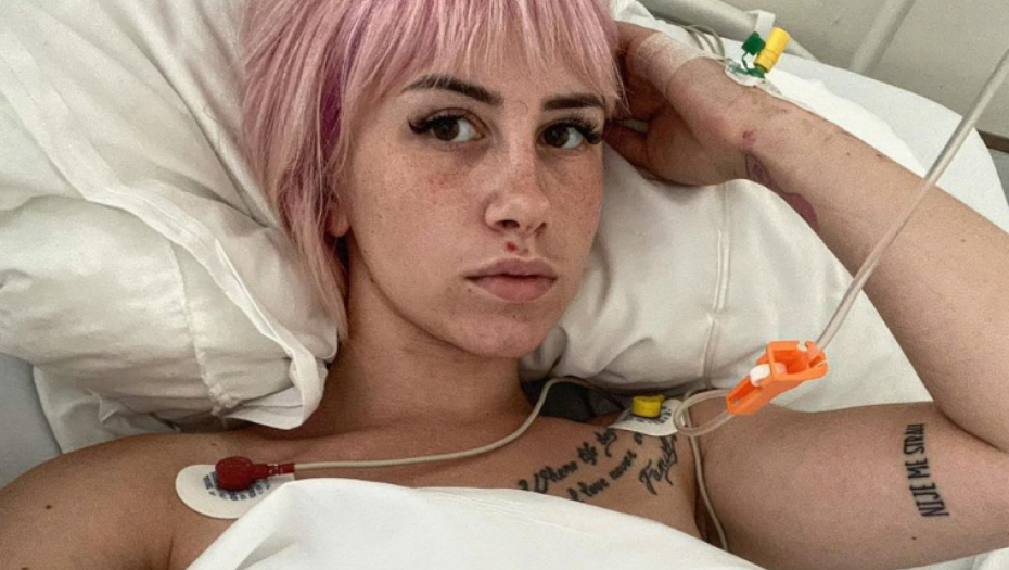 ZVEZDA GRANDA IMALA TEŠKU SAOBRAĆAJKU! Pijani vozač ih pokosio, pevačica završila u kolicima, čeka operaciju (FOTO)