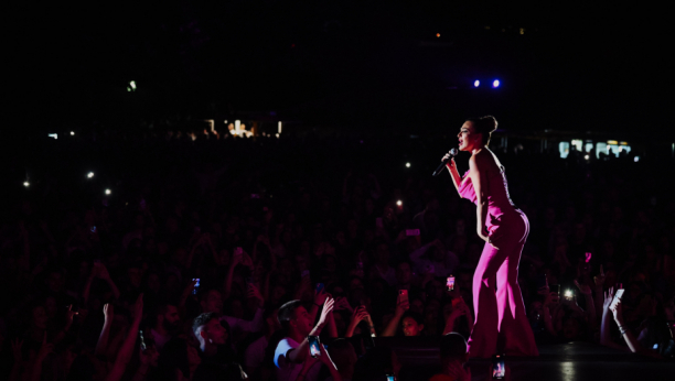 HAOS ZBOG CECE NA AERODROMU U TIVTU Ražnatovićeva stigla na primorje, fanovi u delirijumu, pevačica napravila opšti kolaps