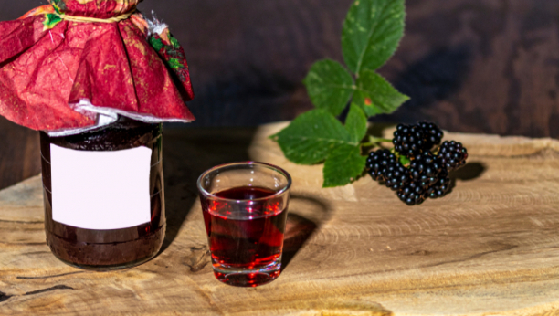 NAPRAVITE LIKER OD KUPINE Savršeno piće za ljude koji se bore sa anemijom