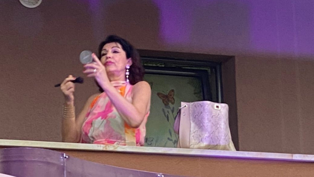 OPERSKA DIVA SE ŠMINKA SAMA! Primadona Narodnog pozorišta uhvaćena u nesvakidašnjoj situaciji (FOTO)