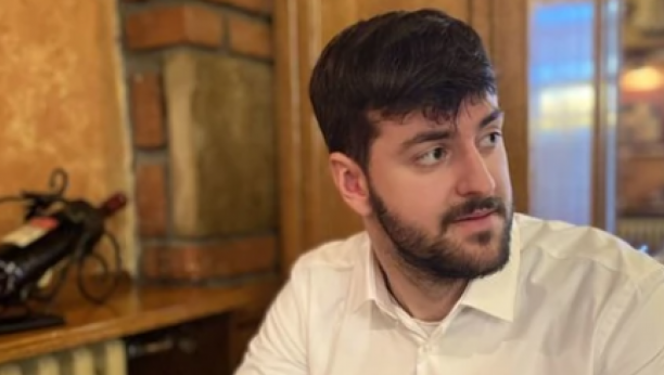 NE MOGU DA STANEM U KADAR Glumac iz "Južnog vetra" na velikim mukama zbog visine: Gledaju me kao vanzemaljca