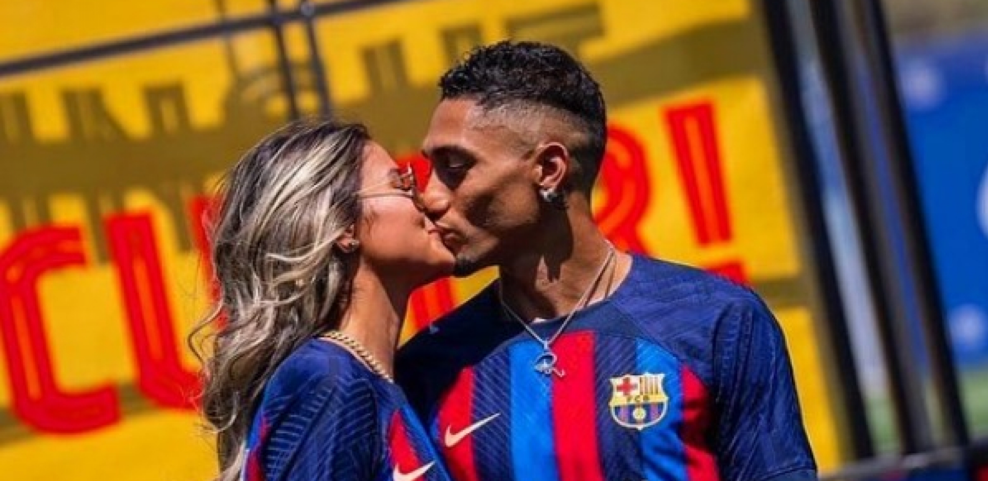 LJUBAV U BARSELONI Brazilac i pod suncem Mediterana ima najslađu podršku: Kakav sočan poljubac na Nou Kampu