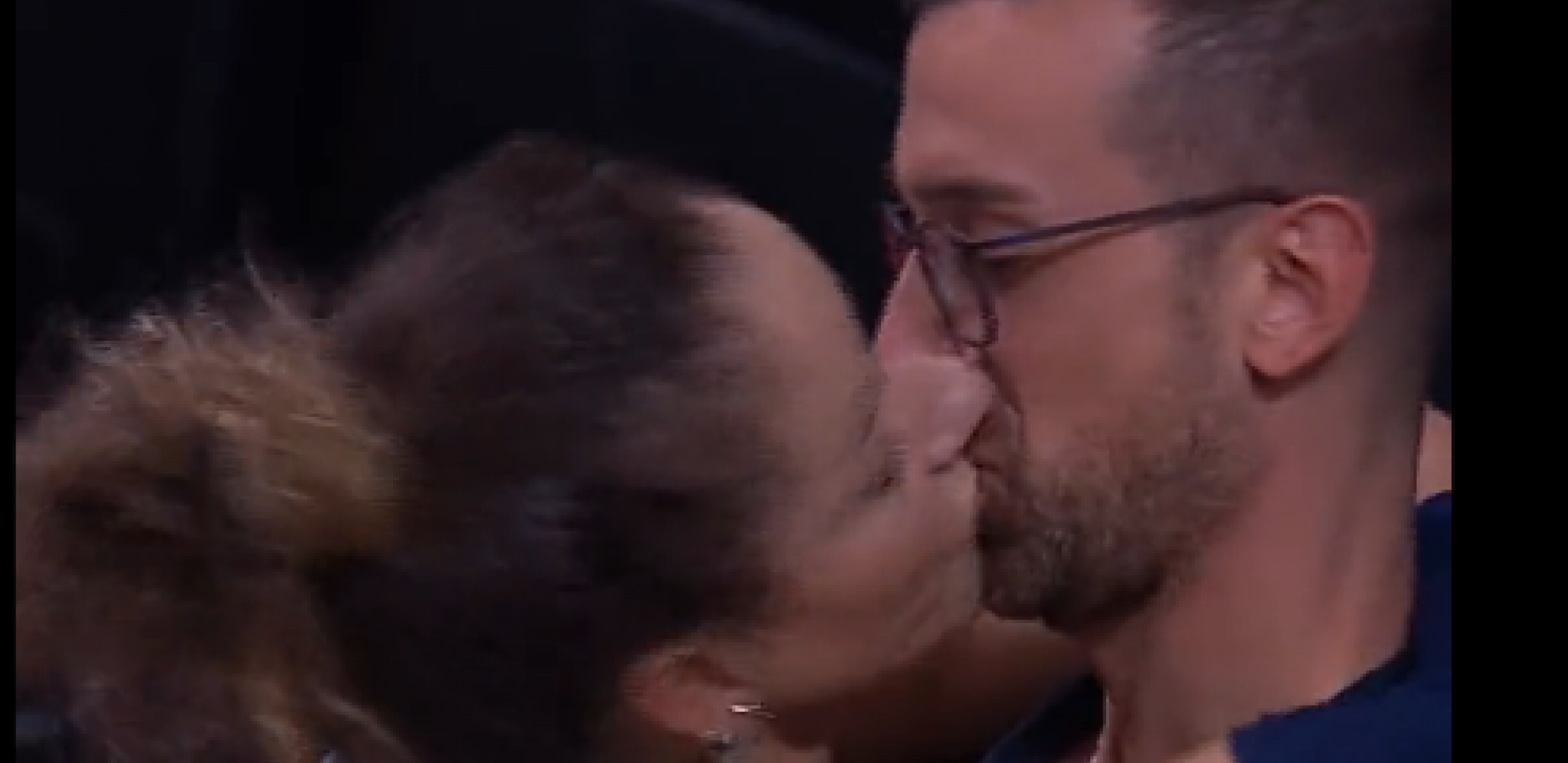 ŠTA OVO BI? Naš selektor je prišao odbojkašici Italije, poljubio je i šokirao sve (VIDEO)