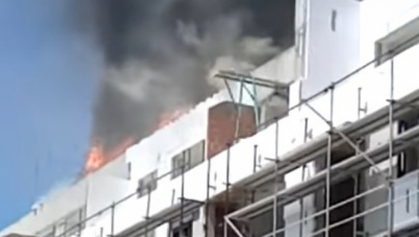 POŽAR U CENTRU GRADA Vatra i dim kuljaju na vrhu nove zgrade u Zrenjaninu (VIDEO)