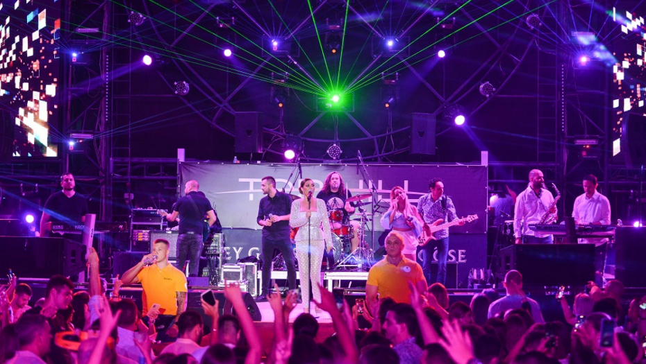 CELA ESTRADA ŽIVI OD MOJIH PESAMA, ŠTO NE BI I ANASTASIJA Ceca nikad iskrenija, pa otkrila kakvo je pitanje dobila od ćerke