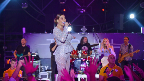 CECA PO NASTUPU UZME 50.000 EVRA, A SEVE 30.000 Estrada nakon leta prepuna para, ova pevačica ima najviše tezgi, a Prijovićka je iznenađenje