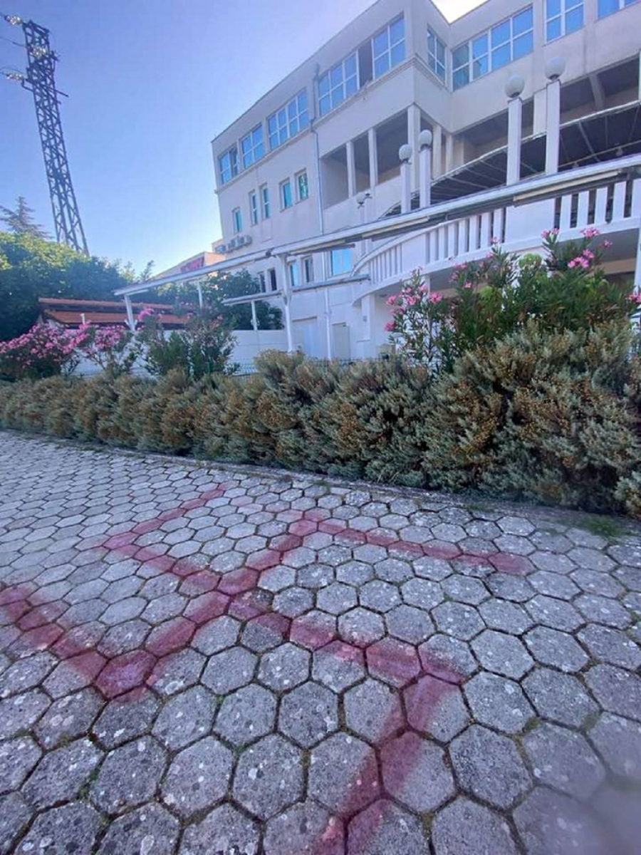 USTAŠLUKU NEMA KRAJA! Hrvati kukastim krstovima provociraju jevrejsku decu (FOTO)