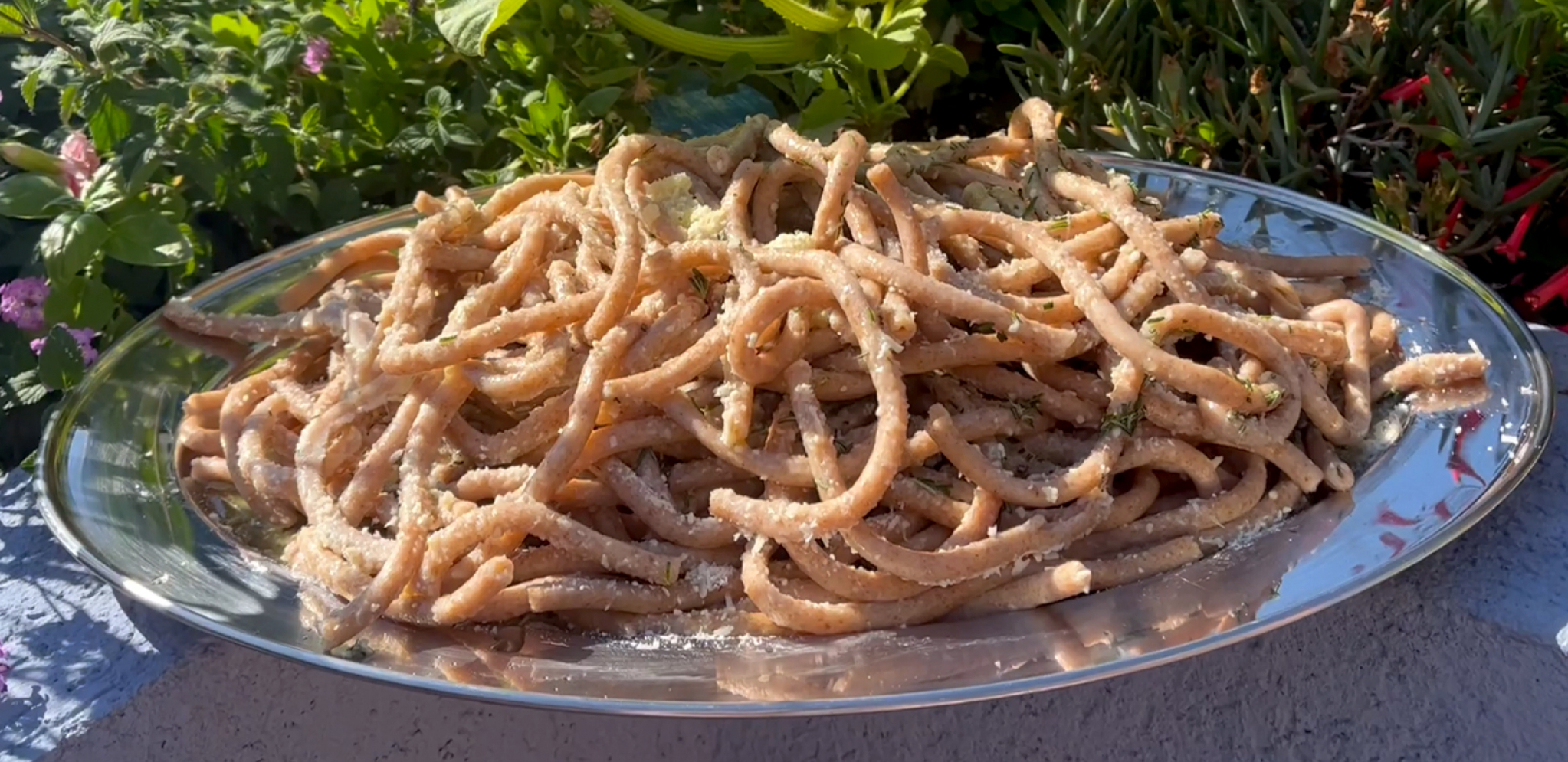 ALO! PREPORUČUJE: Probali smo ovo jelo u Crnoj Gori i jedva smo odvojili prste i oči od šerpe! (VIDEO)